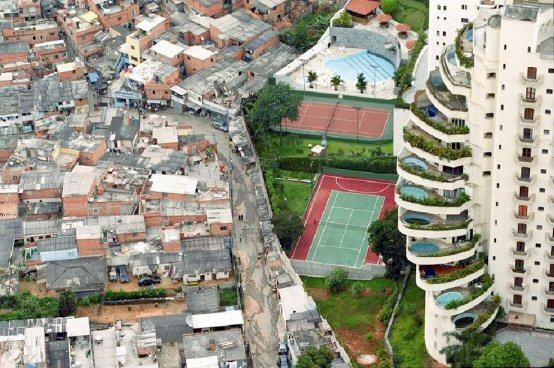 Contraste urbano mostrando desigualdade social nas cidades