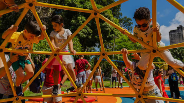 Espaço público com pessoas convivendo
