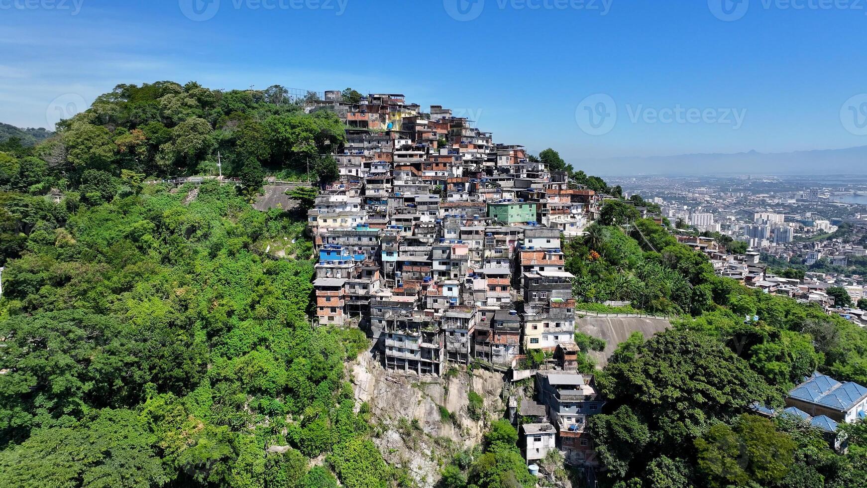 Vista aérea de uma cidade brasileira mostrando contrastes da urbanização